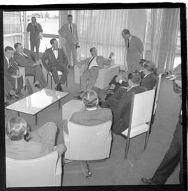 Fotografia "BSB; Brasília - Assembléia - Jango c/ deputados do Psd - Comissão de Inquérito - IBAD Leonel Brizola" ([Local n/d] , 1963) [negativo]. / Fotógrafo(a): Neville.  -- ITEM-0004.