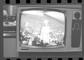 Fotografia "MISS UNIVERSO DE 1963' Miss Brasil na T.V. nos EE.UU. (Reportagem com desfilie [desfile] do Concurso de 'Miss' Universo 1963, com eleição da Brasileira Srta. Iêda Maria Vargas) (Reportagem pela televisão)" ([Local n/d] , 1963) [negativo]. / Fotógrafo(a): Veneziano.  -- ITEM-0003.