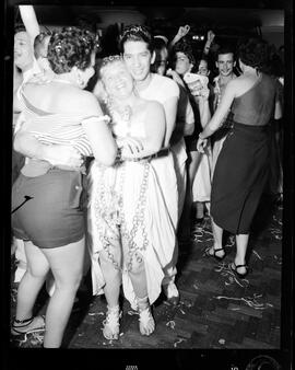 Fotografia "Reportagem sobre o carnaval no dia 31 de dezembro de 1952" ([Local n/d] , 1952) [negativo]. / Fotógrafo(a): Jader Neves.  -- ITEM-0003.