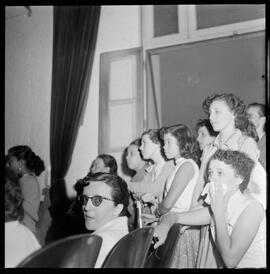 Fotografia "Rádio Nacional (Programa César de Alencar), Reportagem Geral" ([Local n/d] , [Data n/d]) [negativo]. / Fotógrafo(a): Equipe.  -- ITEM-0013.