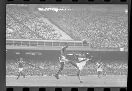 Fotografia "Jogos Campeonato Carioca; 'CAMPEONATO CARIOCA DE 1963' de PROFISSIONAIS (1º Turno) Jogos Vasco x Fluminense (3 x 1) Botafogo x Canto do Rio (3 x 0) America x Madureira (5 x 2) e Olaria x Portuguesa, Reportagem de Esporte" ([Local n/d] , 1963) [negativo]. / Fotógrafo(a): Equipe.  -- ITEM-0260.