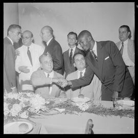 Fotografia "Banquete de 'Última Hora' em homenagem ao Vasco da Gama e Ademar Ferreira da Silva" ([Local n/d] , [Data n/d]) [negativo]. / Fotógrafo(a): Demócrito e Estrela.  -- ITEM-0067.