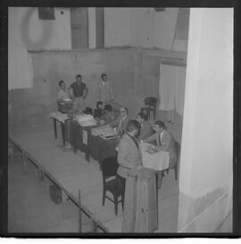 Fotografia "CLUBE DOS SUBTENETES [SUBTENENTES] E SSARGENTOS [SARGENTOS] DO EXÉRCITO' Eleição da Diretoria do Club [Clube] dos Sub-tenentes e Sargentos do Exército" ([Local n/d] , 1963) [negativo]. / Fotógrafo(a): Ferreira.  -- ITEM-0004.