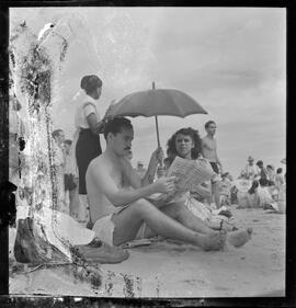 Fotografia "Praias - Rio de Janeiro (Praia do Leme), Reportagem Geral" ([Local n/d] , [Data n/d]) [negativo]. / Fotógrafo(a): Jean Manzon.  -- ITEM-0046.