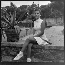 Fotografia "Terezinha Del Panta - Candidata ao 'Concurso Rainha do Verão', Reportagem Geral" ([Local n/d] , [Data n/d]) [negativo]. / Fotógrafo(a): Equipe.  -- ITEM-0005.