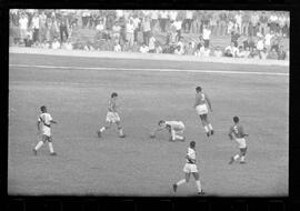 Fotografia "CAMPEONATO CARIOCA DE PROFISSIONAIS DE 1963 (1º TURNO) Jogos - Campeonato Carioca. Flamengo x Madureira (5 x 0) - Vasco x América (2 x 0) e Fluminense x Portuguesa (1 x 1). e Peter Kedzierski, homem voador dos EUA, (Vôo)" ([Local n/d] , 1963) [negativo]. / Fotógrafo(a): Equipe.  -- ITEM-0088.