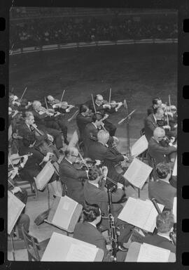 Fotografia "C/ Antonio Carlos Festival de Wagner (concerto musical); 'FESTIVAL DE WAGNER' Festival Wagner (realizado no Maracanãzinho), Reportagem de Antonio Carlos" ([Local n/d] , 1963) [negativo]. / Fotógrafo(a): Roberto.  -- ITEM-0013.