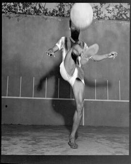 Fotografia "Futebol - R.J. (equipe do Bangú - 1952), Esportes" ([Local n/d] , 1952) [negativo]. / Fotógrafo(a): Equipe.  -- ITEM-0006.