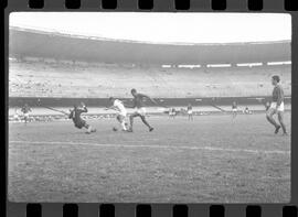 Fotografia "FLUMINENSE X BONSUCESSO; 'CAPEONATO [CAMPEONATO] CARIOCA DE FUTEBOL PROFISSIONAIS' Jogo no Maracanã - Fluminense x Bonsucesso (3x0), sendo que este jogo foi anulado devido a irregularidade havida), Reportagem de Esporte" ([Local n/d] , 1963) [negativo]. / Fotógrafo(a): Demócrito; Ribeiro.  -- ITEM-0028.