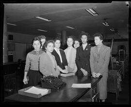 Fotografia "Comissão de estudantes na redação" ([Local n/d] , [Data n/d]) [negativo]. / Fotógrafo(a): Barros.  -- ITEM-0001.