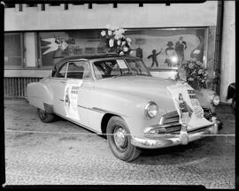 Fotografia "Rainha do Verão. Carro que será oferecido à candidata mais votada, Reportagem Geral" ([Local n/d] , [Data n/d]) [negativo]. / Fotógrafo(a): Equipe.  -- ITEM-0001.