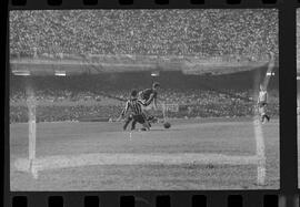 Fotografia "FUTEBOL = 'CAMPEONATO CARIOCA DE PROFISSIONAIS' Jogo Flamengo x Botafogo (3 x 1), America x Portuguesa (2 x 1), Madureira x Bangu (1 x 2), C. Grande x S. Cristovão (1 x 0) e C. Rio x Olaria (1 x 7), Reportagem de Esporte" ([Local n/d] , 1963) [negativo]. / Fotógrafo(a): Equipe.  -- ITEM-0011.