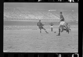 Fotografia "FUTEBOL = 'CAMPEONATO CARIOCA DE PROFISSIONAIS' Jogo Flamengo x Botafogo (3 x 1), America x Portuguesa (2 x 1), Madureira x Bangu (1 x 2), C. Grande x S. Cristovão (1 x 0) e C. Rio x Olaria (1 x 7), Reportagem de Esporte" ([Local n/d] , 1963) [negativo]. / Fotógrafo(a): Equipe.  -- ITEM-0195.