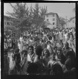 Fotografia "Rept. s/ Tifo e Difeteria c/ Wilson C.; 'CONJUNTO PROLETÁRIO DE DEL CASTILHO DO IAPI' Reportagem s/ 'Tifo' (Vacinação contra o tifo, aos moradores do Conjunto Proletário de Del Castilho do IAPI), Reportagem de Wilson Corrêa" ([Local n/d] , 1963) [negativo]. / Fotógrafo(a): Méra.  -- ITEM-0001.