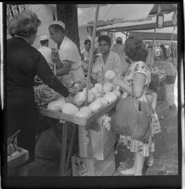 Fotografia "FEIRA LIVRES' Rep. c/ Preços de Gêneros e Sonegação, Reportagem de Areias" ([Local n/d] , 1963) [negativo]. / Fotógrafo(a): Ribeiro.  -- ITEM-0006.