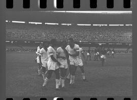 Fotografia "FLUMINENSE X BONSUCESSO; 'CAPEONATO [CAMPEONATO] CARIOCA DE FUTEBOL PROFISSIONAIS' Jogo no Maracanã - Fluminense x Bonsucesso (3x0), sendo que este jogo foi anulado devido a irregularidade havida), Reportagem de Esporte" ([Local n/d] , 1963) [negativo]. / Fotógrafo(a): Demócrito; Ribeiro.  -- ITEM-0041.