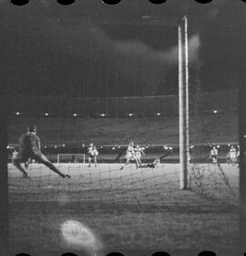 Fotografia "FUTEBOL = Jôgo [Jogo]: BOTAFOGO X OLARIA" ([Local n/d] , 1961) [negativo]. / Fotógrafo(a): Equipe.  -- ITEM-0003.