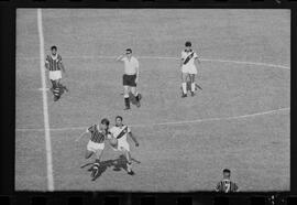 Fotografia "Jogos Campeonato Carioca; 'CAMPEONATO CARIOCA DE 1963' de PROFISSIONAIS (1º Turno) Jogos Vasco x Fluminense (3 x 1) Botafogo x Canto do Rio (3 x 0) America x Madureira (5 x 2) e Olaria x Portuguesa, Reportagem de Esporte" ([Local n/d] , 1963) [negativo]. / Fotógrafo(a): Equipe.  -- ITEM-0099.