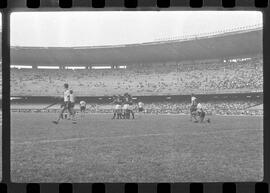 Fotografia "CAPEONATO [CAMPEONATO] CARIOCA DE 1963' (PROFISSIONAIS) (1º Turno) Jogo Famengo [Flamengo] x Campo Grande (5 x 0); Jogo Flamengo e Campo Grande, Reportagem de Esporte" ([Local n/d] , 1963) [negativo]. / Fotógrafo(a): Ribeiro; Demócrito.  -- ITEM-0108.