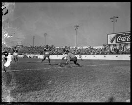 Fotografia "Esporte - Futebol Olaria x Vasco" ([Local n/d] , [Data n/d]) [negativo]. / Fotógrafo(a): Domingos.  -- ITEM-0010.