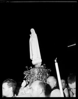 Fotografia "Religião Católica (Procissão de Nossa Senhora de Fátima), Reportagem Geral" ([Local n/d] , [Data n/d]) [negativo]. / Fotógrafo(a): Equipe.  -- ITEM-0013.