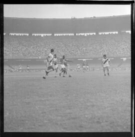 Fotografia "CAMPEONATO CARIOCA DE PROFISSIONAIS DE 1963 (1º TURNO) Jogos - Campeonato Carioca. Flamengo x Madureira (5 x 0) - Vasco x América (2 x 0) e Fluminense x Portuguesa (1 x 1). e Peter Kedzierski, homem voador dos EUA, (Vôo)" ([Local n/d] , 1963) [negativo]. / Fotógrafo(a): Equipe.  -- ITEM-0150.