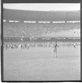 Fotografia "CAMPEONATO CARIOCA DE PROFISSIONAIS DE 1963 (1º TURNO) Jogos - Campeonato Carioca. Flamengo x Madureira (5 x 0) - Vasco x América (2 x 0) e Fluminense x Portuguesa (1 x 1). e Peter Kedzierski, homem voador dos EUA, (Vôo)" ([Local n/d] , 1963) [negativo]. / Fotógrafo(a): Equipe.  -- ITEM-0157.