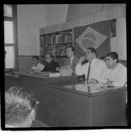 Fotografia "Homenagem ao João Pinheiro Neto, na Vila Portuária, Reportagem de [sem repórter]" ([Local n/d] , 1963) [negativo]. / Fotógrafo(a): Ribeiro.  -- ITEM-0004.