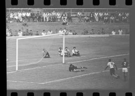 Fotografia "CAPEONATO [CAMPEONATO] CARIOCA DE 1963' (PROFISSIONAIS) (1º Turno) Jogo Famengo [Flamengo] x Campo Grande (5 x 0); Jogo Flamengo e Campo Grande, Reportagem de Esporte" ([Local n/d] , 1963) [negativo]. / Fotógrafo(a): Ribeiro; Demócrito.  -- ITEM-0088.