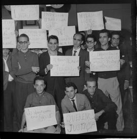 Fotografia "Redação comissão de Bancários; 'ENTREVISTAS UH' Comissão de Bancários na Redação" ([Local n/d] , 1963) [negativo]. / Fotógrafo(a): Roberto.  -- ITEM-0003.