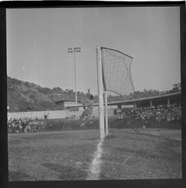 Fotografia "FUTEBOL = 'CAMPEONATO CARIOCA DE PROFISSIONAIS' Jogo Flamengo x Botafogo (3 x 1), America x Portuguesa (2 x 1), Madureira x Bangu (1 x 2), C. Grande x S. Cristovão (1 x 0) e C. Rio x Olaria (1 x 7), Reportagem de Esporte" ([Local n/d] , 1963) [negativo]. / Fotógrafo(a): Equipe.  -- ITEM-0345.