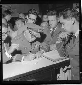 Fotografia "CLUBE DA AERONÁUTICA' Posse de novo presidente do Clube da aeronáutica (Brigadeiro José de Souza Prata)" ([Local n/d] , 1963) [negativo]. / Fotógrafo(a): Thebas.  -- ITEM-0002.