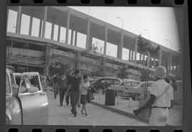 Fotografia "Jogos Campeonato Carioca; 'CAMPEONATO CARIOCA DE 1963' de PROFISSIONAIS (1º Turno) Jogos Vasco x Fluminense (3 x 1) Botafogo x Canto do Rio (3 x 0) America x Madureira (5 x 2) e Olaria x Portuguesa, Reportagem de Esporte" ([Local n/d] , 1963) [negativo]. / Fotógrafo(a): Equipe.  -- ITEM-0205.