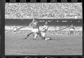 Fotografia "Jogos Campeonato Carioca; 'CAMPEONATO CARIOCA DE 1963' de PROFISSIONAIS (1º Turno) Jogos Vasco x Fluminense (3 x 1) Botafogo x Canto do Rio (3 x 0) America x Madureira (5 x 2) e Olaria x Portuguesa, Reportagem de Esporte" ([Local n/d] , 1963) [negativo]. / Fotógrafo(a): Equipe.  -- ITEM-0081.