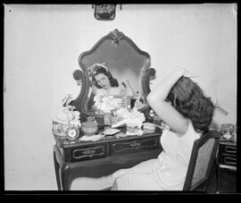 Fotografia "Eugênia Lancelloti (Rainha do Verão de 1952), Reportagem Geral" ([Local n/d] , 1952) [negativo]. / Fotógrafo(a): Equipe.  -- ITEM-0001.