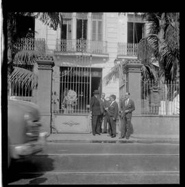 Fotografia "Helio Fernandes na P.E. (Chegada dos advogados, Prado Keli e Prudente de Morais Neto e o presidente do inquérito militar o Gal. Crisanto Figueiredo de Miranda" ([Local n/d] , 1963) [negativo]. / Fotógrafo(a): Rodolfo.  -- ITEM-0006.