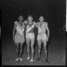 Fotografia "Entrega de prêmios à Mãe das Cinco Gerações pela Seda Moderna - Ultralar; Promoção Concurso Corrida Polícia Militar e Última Hora" ([Local n/d] , [Data n/d]) [negativo]. / Fotógrafo(a): Sebastião Vieira.  -- ITEM-0006.