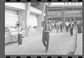 Fotografia "Jogos Campeonato Carioca; 'CAMPEONATO CARIOCA DE 1963' de PROFISSIONAIS (1º Turno) Jogos Vasco x Fluminense (3 x 1) Botafogo x Canto do Rio (3 x 0) America x Madureira (5 x 2) e Olaria x Portuguesa, Reportagem de Esporte" ([Local n/d] , 1963) [negativo]. / Fotógrafo(a): Equipe.  -- ITEM-0282.