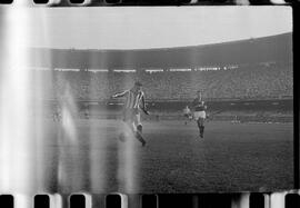 Fotografia "FUTEBOL = 'CAMPEONATO CARIOCA DE PROFISSIONAIS' Jogo Flamengo x Botafogo (3 x 1), America x Portuguesa (2 x 1), Madureira x Bangu (1 x 2), C. Grande x S. Cristovão (1 x 0) e C. Rio x Olaria (1 x 7), Reportagem de Esporte" ([Local n/d] , 1963) [negativo]. / Fotógrafo(a): Equipe.  -- ITEM-0211.