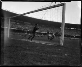 Fotografia "Esporte Futebol - Vasco x Palmeiras" ([Local n/d] , [Data n/d]) [negativo]. / Fotógrafo(a): [Autoria n/d].  -- ITEM-0001.