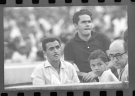 Fotografia "FUTEBOL = 'CAMPEONATO CARIOCA DE PROFISSIONAIS' Jogo Flamengo x Botafogo (3 x 1), America x Portuguesa (2 x 1), Madureira x Bangu (1 x 2), C. Grande x S. Cristovão (1 x 0) e C. Rio x Olaria (1 x 7), Reportagem de Esporte" ([Local n/d] , 1963) [negativo]. / Fotógrafo(a): Equipe.  -- ITEM-0054.