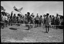 Fotografia "Banho a fantasia em Ramos e homenagem a Última Hora na Ilha do Governador" ([Local n/d] , [Data n/d]) [negativo]. / Fotógrafo(a): Rodo.  -- ITEM-0026.