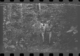 Fotografia "DESAPARECIMENTO DO MÉDICO NO PICO DE PAPAGAIO Família perdida na mata (Dr. Newto Batista dos Santos, que estava desaparecido com seus filhos Caio Cesar e Lia Lucia no Pico de Papagaio)" ([Local n/d] , 1963) [negativo]. / Fotógrafo(a): Adyr; Rodolpho.  -- ITEM-0009.