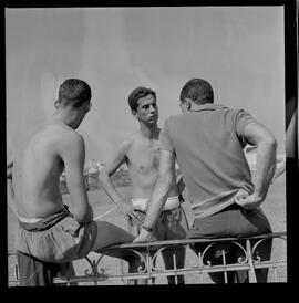 Fotografia "AMERICA F.C.' Rep. c/ Treino do America e reportagem com o goleiro Pompeia em companhia do técnico Daniel Pinto), Reportagem de Esporte" ([Local n/d] , 1963) [negativo]. / Fotógrafo(a): Democrito.  -- ITEM-0001.