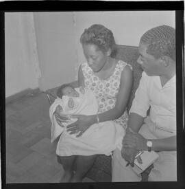 Fotografia "Entrevista a família de Garrincha; Reportagem com a Família de Garrincha (Senhora)" ([Local n/d] , 1963) [negativo]. / Fotógrafo(a): Joel.  -- ITEM-0005.