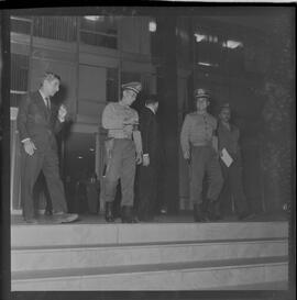 Fotografia "Brasília - Caso Hélio Fernandes, julgamento pró habe corpus [habeas corpus] em Brasília e encontro com sua esposa Sra. Rosinha Fernandes)" ([Local n/d] , 1963) [negativo]. / Fotógrafo(a): Nevilles.  -- ITEM-0008.