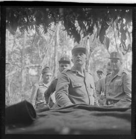 Fotografia "Manobras em Ribeirão das Lages (Paraquedistas: Sobrevivência na Selva operação); 'PARAQUEDISTAS' PARAQUEDISTAS em manobra em Ribeirão das Lages" ([Local n/d] , 1963) [negativo]. / Fotógrafo(a): Méra; Caban.  -- ITEM-0056.