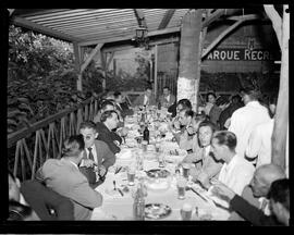 Fotografia "Churrasco das lojas Murray na C. Recreio - depto. publicidade" ([Local n/d] , [Data n/d]) [negativo]. / Fotógrafo(a): Santos.  -- ITEM-0004.