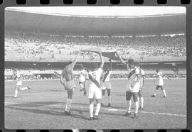 Fotografia "Jogos Campeonato Carioca; 'CAMPEONATO CARIOCA DE 1963' de PROFISSIONAIS (1º Turno) Jogos Vasco x Fluminense (3 x 1) Botafogo x Canto do Rio (3 x 0) America x Madureira (5 x 2) e Olaria x Portuguesa, Reportagem de Esporte" ([Local n/d] , 1963) [negativo]. / Fotógrafo(a): Equipe.  -- ITEM-0071.