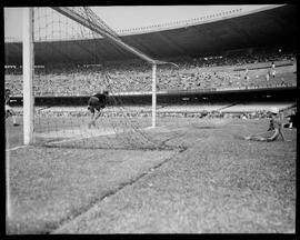 Fotografia "Esporte - Futebol América x Botafogo" ([Local n/d] , [Data n/d]) [negativo]. / Fotógrafo(a): Domingos.  -- ITEM-0011.